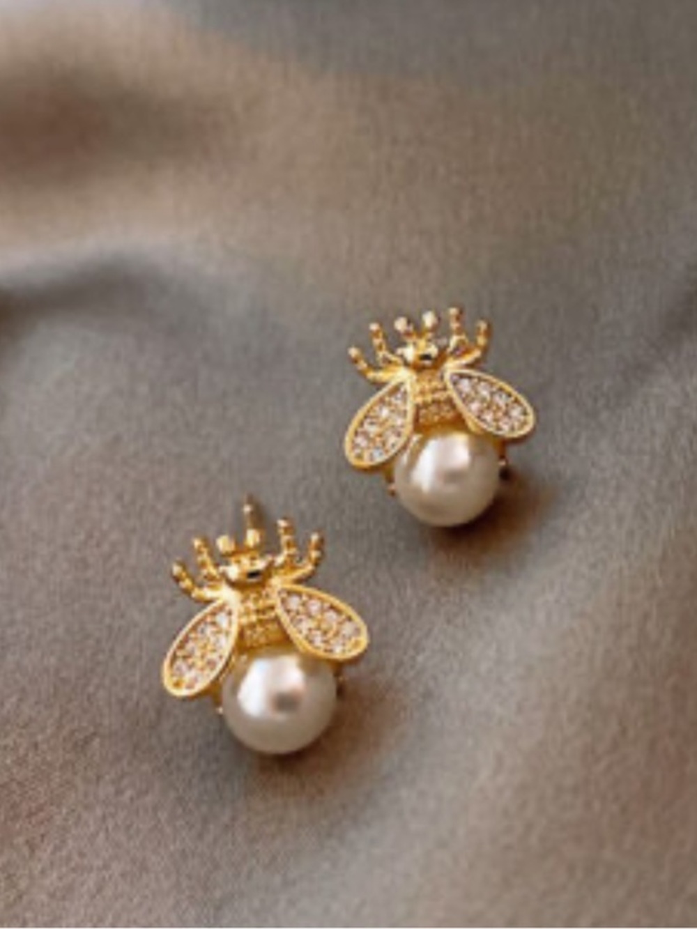 “Queen Bee” bee Royal Pearl Gold wings Insect Stud Earrings